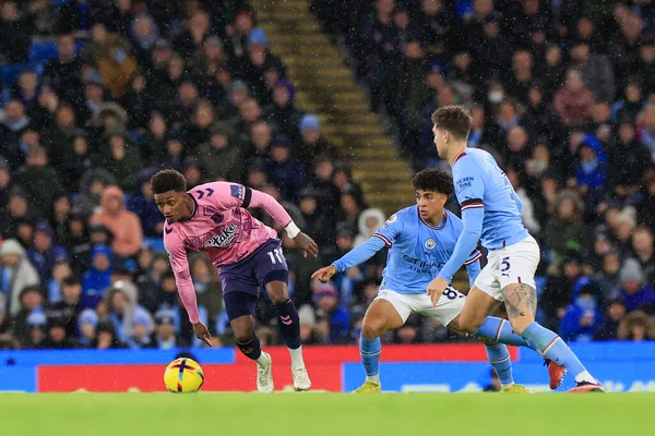 Everton 'dan 11 numaralı Demarai Gray Premier League maçında topla kaçtı Manchester City Everton' a karşı Etihad Stadyumu, Manchester, Birleşik Krallık, 31 Aralık 202