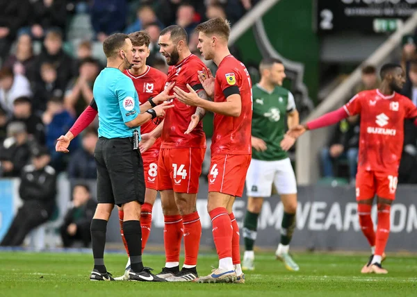 Milton Keynes Dons orta saha oyuncusu Bradley Johnson (14), 1 Ocak 202 'de Home Park, Plymouth, İngiltere' de oynanan Sky Bet Lig 1 karşılaşmasında resmi başvuruda bulundu.
