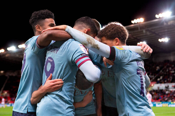 Джош Каллен # 24 из Бернли празднует свой гол, чтобы сделать его 0-1 во время матча чемпионата Sky Bet Championship Сток Сити против Бернли на стадионе Bet365, Сток-он-Трент, Великобритания, 30 декабря 202