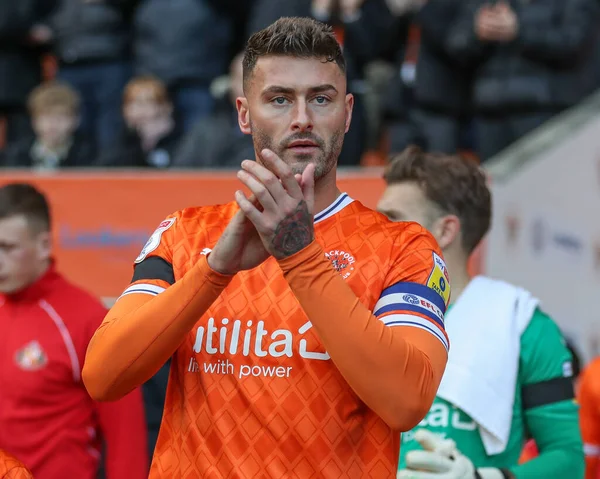 Blackpool 'dan Gary Madine, 1 Ocak 202' de Bloomfield Road, Blackpool, İngiltere 'de oynanan Blackpool-Sunderland maçında takımını yöneten taraftarları alkışlıyor.