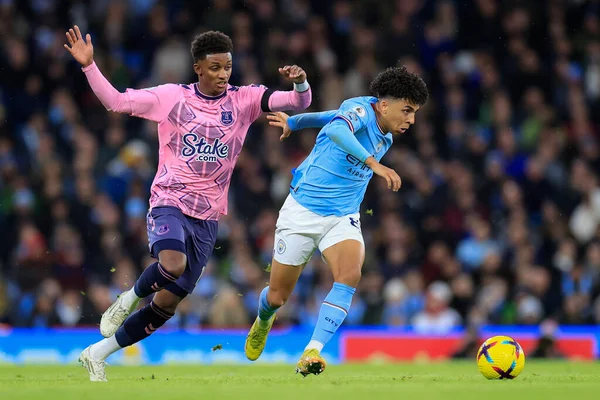 Manchester City 'den Rico Lewis # 82 Premier League maçında Everton' dan Demarai Gray # 11 'i geçiyor Manchester City - Everton Etihad Stadyumu' nda, 31 Aralık 202