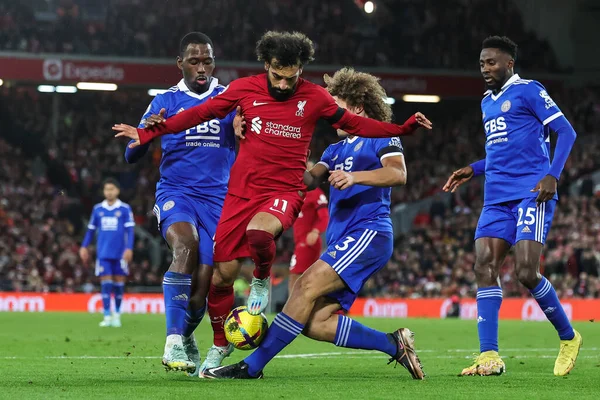 Liverpool 'dan Mohamed Salah # 11 Premier Lig maçı sırasında Leicester City' den Wout Faes # 3 'ü geçiyor Liverpool - Leicester City Anfield, Liverpool, İngiltere, 30 Aralık 202