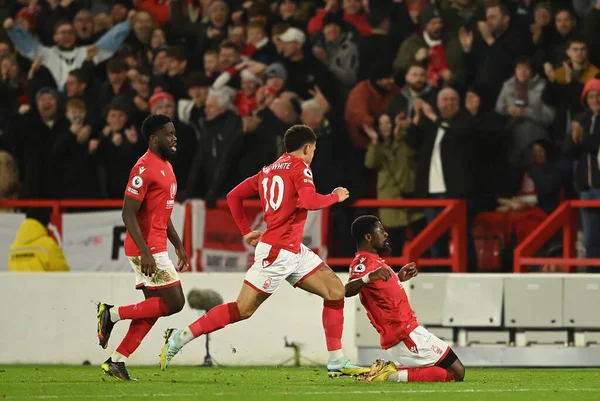 Nottingham Ormanı 'ndan Serge Aurier # 24 Premier League maçında Nottingham Forest Chelsea' ye karşı 1-1 'lik galibiyetini kutluyor.