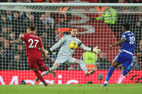 Liverpool 'dan Darwin Nez # 27 Premier League maçında 30 Aralık 2022' de Liverpool, Liverpool 'da Leicester City' ye karşı oynadığı maçta gol atıyor.