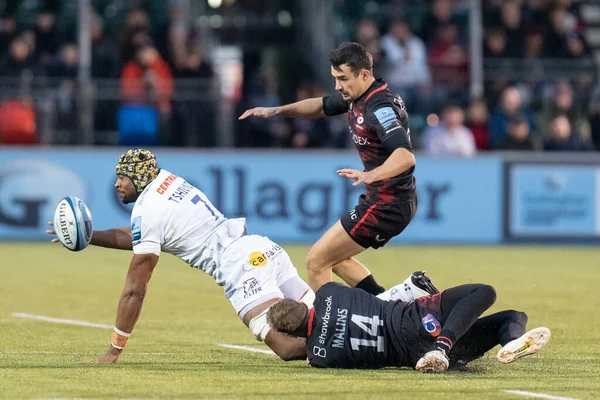 Max Malins Saracens Tackles Christ Tshiunza Exeter Chiefs Gallagher Premiership — 스톡 사진