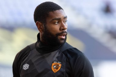 Hull City 'nin 32 numaralı Thimothee Lo-Tutala, 2 Ocak 202' de Wigan Atletizm Şampiyonası Hull City 'ye karşı DW Stadyumu' nda oynanacak karşılaşmadan önce ısınıyor.