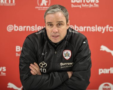 Barnsley 'in Michael Duff teknik direktörü 2 Ocak 202' de İngiltere 'nin Oakwell kentinde oynanan Sky Bet 1 maçında basın toplantısı düzenledi.