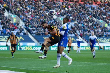 Hull City 'den Allahyar Sayyadmanesh # 9 ve Wigan Atletizm' den Ryan Nyambe # 2. Wigan Atletizm Şampiyonası 'nda Wigan Athletic ile Hull City arasında 2 Ocak 202' de DW Stadyumu 'nda oynanan karşılaşma sırasında havada top için yarışıyorlar.