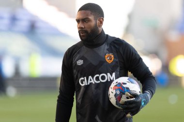 Hull City 'nin 32 numaralı Thimothee Lo-Tutala, 2 Ocak 202' de Wigan Atletizm Şampiyonası Hull City 'ye karşı DW Stadyumu' nda oynanacak karşılaşmadan önce ısınıyor.