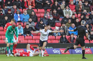 Bolton Wanderers 'dan Dion Charles 2 Ocak 202' de Oakwell, Barnsley, İngiltere 'de oynanan Sky Bet 1 karşılaşmasında hakem Sebastian Stockbridge' e itiraz etti.