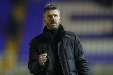 Middlesbrough 'un Michael Carrick Menajeri takımının 2 Ocak 202' de St Andrews, Birmingham, İngiltere 'de Birmingham City ile Middlesbrough arasındaki Gökyüzü İddia Şampiyonası maçını kazanmasını kutluyor.