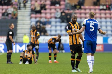 Hull City 'den Oscar Estupinan # 19 Wigan Athletic' ten Jack Whatmough # 5 of Wigan Athletic ile konuşuyor. Hull City 'den Allahyar Sayyadmanesh # 9 numara, Wigan Atletizm ile DW Stadyumu' nda oynanan Sky Bet Şampiyonası maçında sakatlandı.