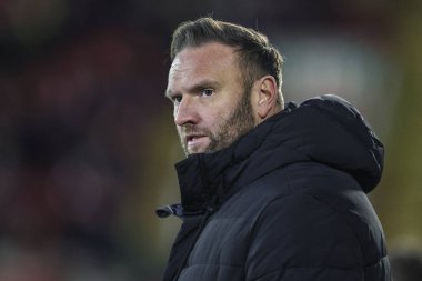 Bolton Wanderers 'ın teknik direktörü Ian Evatt, 2 Ocak 202' de İngiltere 'nin Oakwell kentinde oynanan Sky Bet 1 maçında Barnsley' e karşı Bolton Wanderers maçına bakıyor.
