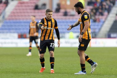 Hull City 'den Regan Slater # 27 numara beşlik çakma takımı arkadaşı Allahyar Sayyadmanesh # 9 numara Hull City Gök İddia Şampiyonası Wigan Atletizm ve Hull City maçı sırasında Wigan Stadyumu, Wigan, Birleşik Krallık, 2 Ocak 202