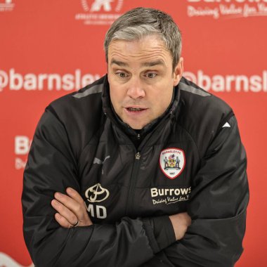 Barnsley 'in Michael Duff teknik direktörü 2 Ocak 202' de İngiltere 'nin Oakwell kentinde oynanan Sky Bet 1 maçında basın toplantısı düzenledi.