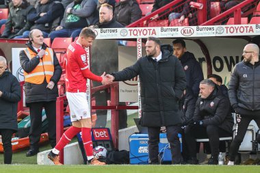 Bolton Wanderers 'ın menajeri Ian Evatt, Barnsley' li Mads Juel Andersen 'ın elini sıkıyor. 2 Ocak 202' de Oakwell, Barnsley, İngiltere 'de oynanan Sky Bet 1 maçında Barnsley' e karşı Bolton Wanderers maçında kırmızı kart aldı.