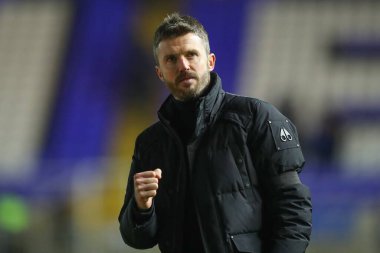 Middlesbrough 'un Michael Carrick Menajeri takımının 2 Ocak 202' de St Andrews, Birmingham, İngiltere 'de Birmingham City ile Middlesbrough arasındaki Gökyüzü İddia Şampiyonası maçını kazanmasını kutluyor.