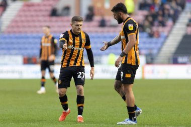 Hull City 'den Regan Slater # 27 numara beşlik çakma takımı arkadaşı Allahyar Sayyadmanesh # 9 numara Hull City Gök İddia Şampiyonası Wigan Atletizm ve Hull City maçı sırasında Wigan Stadyumu, Wigan, Birleşik Krallık, 2 Ocak 202