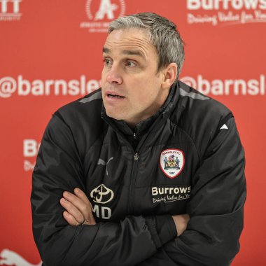 Barnsley 'in Michael Duff teknik direktörü 2 Ocak 202' de İngiltere 'nin Oakwell kentinde oynanan Sky Bet 1 maçında basın toplantısı düzenledi.