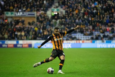 Hull City 'den Cyrus Christie 2 Ocak 202' de İngiltere 'nin Wigan şehrinde oynanan Wigan Atletizm ve Hull City maçında topu çaprazlıyor.