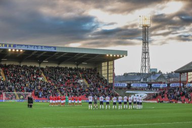 Oyuncular, yetkililer ve taraftarlar, 2 Ocak 202 'de Oakwell, Barnsley, Birleşik Krallık' ta oynanan Sky Bet 1 karşılaşmasında geçtiğimiz günlerde geçen Pele 'ye saygı göstergesi olarak bir dakikalık alkış tutuyorlar.