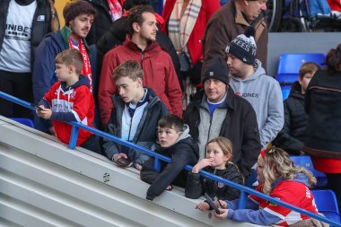 Genç taraftarlar, Birmingham City 'nin 2 Ocak 202' de St Andrews, Birmingham 'da Middlesbrough' a karşı oynadığı Sky Bet Şampiyonası öncesinde oyuncuların çıkmasını bekliyorlar.