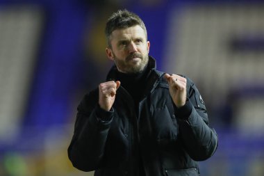 Middlesbrough 'un Michael Carrick Menajeri takımının 2 Ocak 202' de St Andrews, Birmingham, İngiltere 'de Birmingham City ile Middlesbrough arasındaki Gökyüzü İddia Şampiyonası maçını kazanmasını kutluyor.