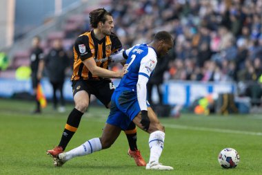 Wigan Athletic 'ten Ryan Nyambe # 2, Wigan Stadyumu' nda oynanan Sky Bet Şampiyonası maçında Hull City 'den Jacob Greaves # 4' e meydan okudu.