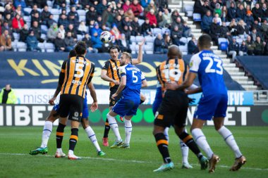 Hull City 'den Jacob Greaves 2 Ocak 202' de Wigan Atletizm ve Hull City 'de oynanan Wigan Atletizm Şampiyonası maçında kalenin karşısındaki topa öncülük ediyor.