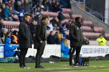 Wigan Atletizm 'in Kolo Toure Menajeri ve Hull City' nin Liam Rosenior Menajeri, Wigan Atletizm ve Hull City arasındaki 2 Ocak 202 'de Wigan-Hull City maçını izliyorlar.