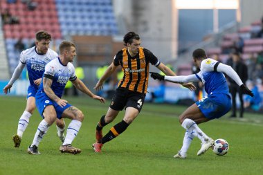 Hull City 'den Jacob Greaves 2 Ocak 2022' de Wigan Atletizm Şampiyonası 'nda Wigan Atletizm Şampiyonası' nda Wigan Atletizm Şampiyonası oyuncuları tarafından çevrelendi.