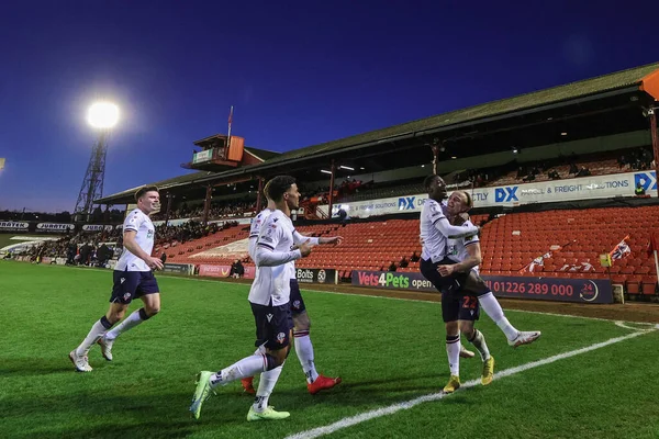 Bolton Wanderers 'ın 22 numaralı oyuncusu Kyle Dempsey, 2 Ocak 202' de Oakwell, Barnsley, Birleşik Krallık 'ta oynanan Sky Bet 1 maçında 0-3' lük skorla galibiyetini kutluyor.