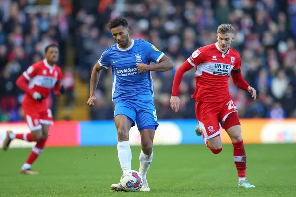 Birmingham City 'den Auston Trusty 2 Ocak 202' de Birmingham City ile Middlesbrough arasındaki Sky Bet Şampiyonası maçında Marcus Forss # 21 'in baskısı altında topu atıyor.