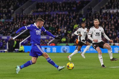 Leicester City 'den Jamie Vardy 3 Ocak 202' de King Power Stadyumu 'nda Leicester City ile Fulham arasındaki Premier League maçında topu çaprazlıyor.