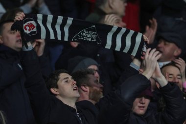 Fulham taraftarları, İngiltere 'nin Leicester şehrinin 3 Ocak 202' de King Power Stadyumu 'nda oynanan Premier League maçında takımlarının kazanmasını kutluyorlar.