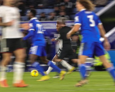 Fulham 'dan Willian # 20 Premier League maçında Hakem Darren Bond' un attığı topla koşuyor. Leicester City, Fulham 'a karşı King Power Stadyumu, Leicester, İngiltere, 3 Ocak 202