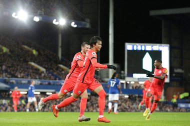 Brighton & Hove Albion 'dan Kaoru Mitoma 3 Ocak 202' de Goodison Park, İngiltere 'de oynanan Premier League maçında Everton, Brighton ve Hove Albion' a karşı 0-1 kazanma golünü kutluyor.