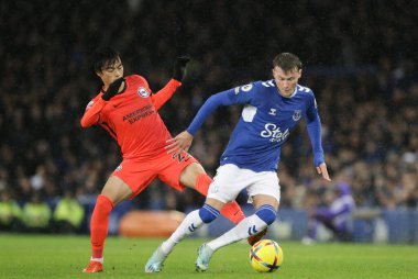 Brighton & Hove Albion 'dan Kaoru Mitoma # 22 Premier Lig maçında Everton, Brighton ve Hove Albion' a karşı 3 Ocak 202 'de Goodison Park, Liverpool' da Nathan Patterson 'a baskı yapıyor.