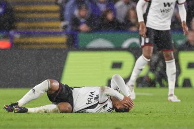 Fulham 'dan Kenny Tete # 2 Premier League maçında Leicester City - Fulham maçında Leicester City - King Power Stadyumu, Leicester, İngiltere' de 3 Ocak 202 'de Harvey Barnes # 7' ye yakalandıktan sonra yüzüstü yere yığıldı.