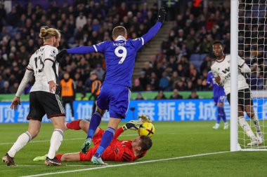 Fulham 'dan Bernd Leno # 17 Premier Lig maçı Leicester City Fulham' a karşı King Power Stadyumu 'nda 3 Ocak 202' de oynanan maçta topu oyun dışına itiyor.