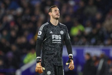 Leicester City 'den Danny Ward # 1 büyük ekrana bakıyor. 3 Ocak 202' de Leicester City - King Power Stadyumu, Leicester, Birleşik Krallık 'ta oynanan Premier League maçında Fulham maçında Fulham 17.