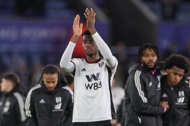 Fulham 'dan Tosin Adarabioyo # 4 Premier Lig maçından sonra King Power Stadyumu' nda Leicester City ile Fulham karşılaşmasını alkışlıyor.