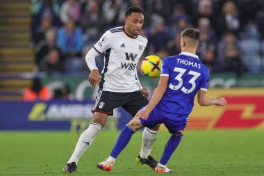 Leicester City 'den Luke Thomas 3 Ocak 202' de King Power Stadyumu 'nda oynanan Premier League maçı sırasında Fulham' dan Kenny Tete # 2 'ye pas attı.