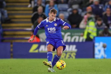 Leicester City 'den Marc Albrighton Premier League maçında pas veriyor. Leicester City, King Power Stadyumu' nda Fulham 'a karşı.