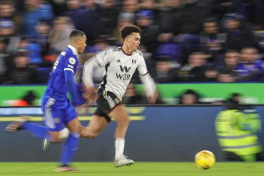 Fulham 'dan Antonee Robinson Premier Lig maçında topla koşuyor. Leicester City, King Power Stadyumu' nda Fulham 'a karşı, 3 Ocak 202