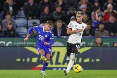 Leicester City 'den Marc Albrighton Premier League maçında pas veriyor. Leicester City, King Power Stadyumu' nda Fulham 'a karşı.