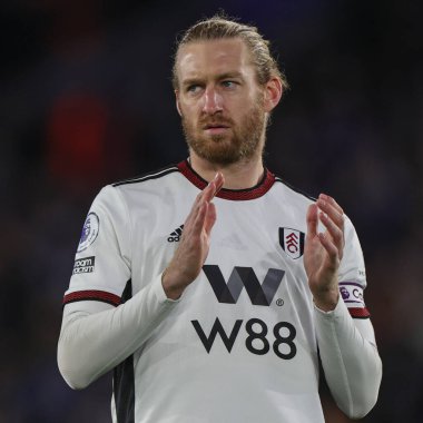 Fulham 'dan Tim Ream # 13 Premier League maçında Leicester City, King Power Stadyumu' nda Fulham 'a karşı olan gezgin taraftarları alkışlıyor.