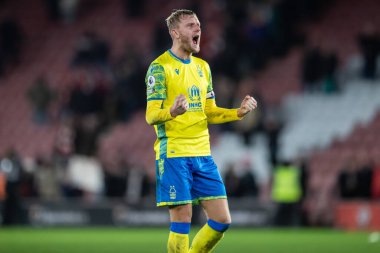 Nottingham Ormanı 'ndan Joe Worrall Premier League maçı sırasında Southampton Nottingham Ormanı' na karşı St Mary Stadyumu, Southampton, İngiltere, 4 Ocak 202 'de kutluyor.