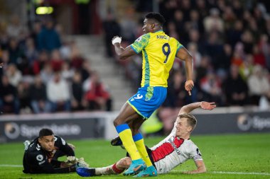 Nottingham Ormanı 'ndan # 9 numaralı Taiwo Awoniyi Premier Lig maçı sırasında St Mary Stadyumu, Southampton, İngiltere' de oynanan Southampton-Nottingham maçı sırasında yakın mesafeden gol attı.