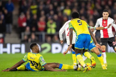 Nottingham Ormanı 'ndan Willy Boly # 30 Premier Lig karşılaşmasında Southampton Nottingham Ormanı' na karşı St Mary Stadyumu, Southampton, İngiltere 'de 4 Ocak 202' de oynanan karşılaşmada topu kazanmak için sonuna kadar uzanıyor.
